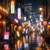 雨に濡れた歌舞伎町の夜路地
