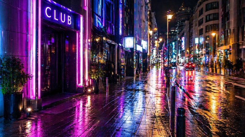 クラブ外の夜の通り